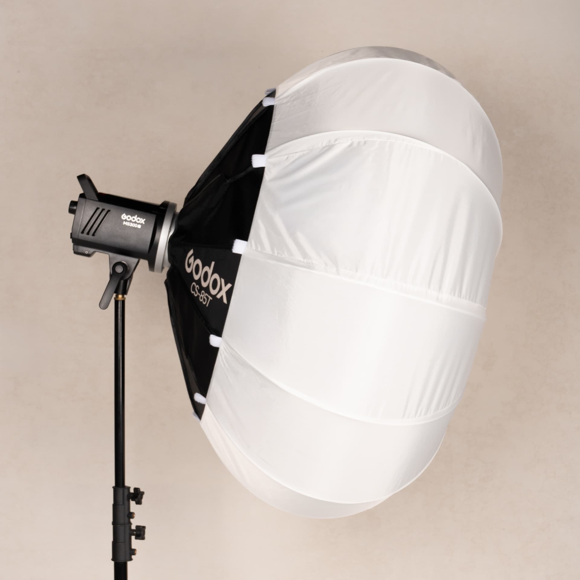 Reflector Bowens Godox con modificador en BLOQ Studio